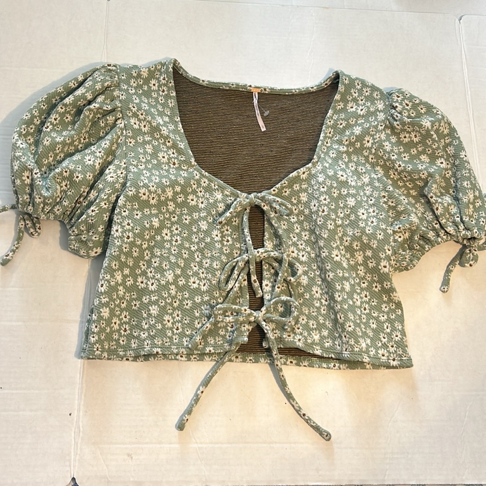 Free People Large Top Kitty Front-Tie Crop Puff Sleeve in floral green combo